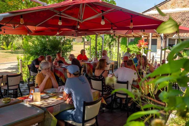 Terrasse ombragée du restaurant LA GANNERIE, Vouneuil-sous-Biard
