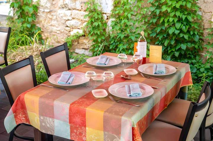 Table de restaurant en terrasse, Vouneuil-sous-Biard