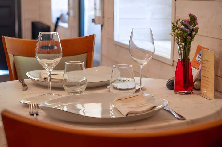 Table de restaurant dressée, Vouneuil-sous-Biard