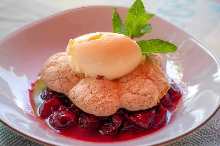 Cobbler aux cerises servi avec une boule de glace à la vanille, Vouneuil-sous-Biard