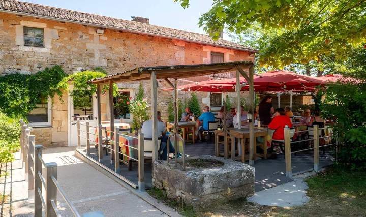 Restaurant en terrasse, Vouneuil-sous-Biard