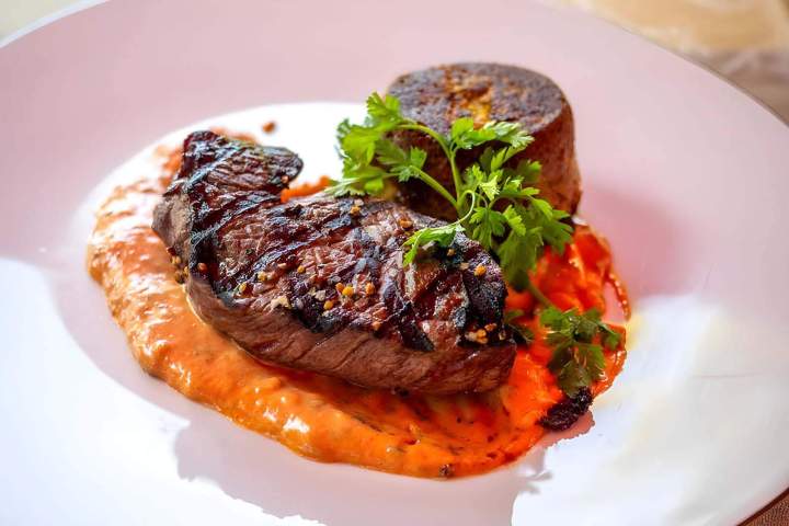 Filet de bœuf grillé, accompagné d'un pouding et d'une purée, Vouneuil-sous-Biard