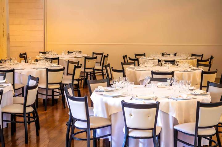 Salle de restaurant aménagée pour un événement, Vouneuil-sous-Biard 