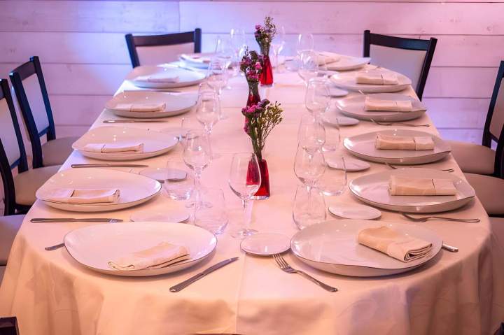 Longue table de dîner dressée, Vouneuil-sous-Biard