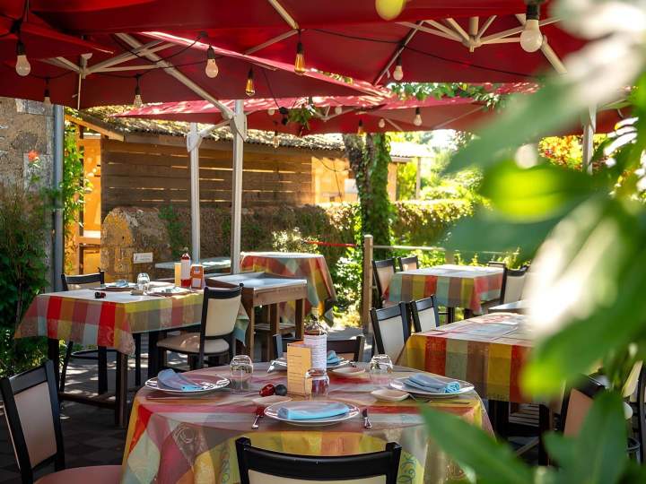 Terrasse de restaurant verdoyante, Vouneuil-sous-Biard