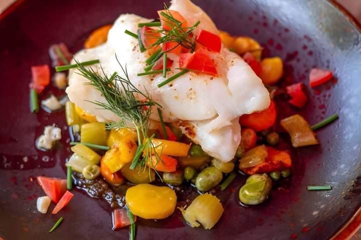 Plat de poisson blanc servi sur un lit de légumes, Vouneuil-sous-Biard