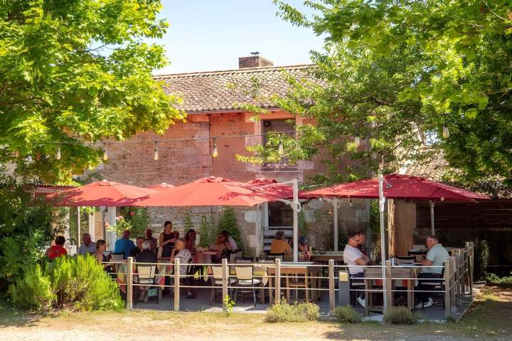 Repas de groupe sur une terrasse de restaurant ensoleillée, Vouneuil-sous-Biard
