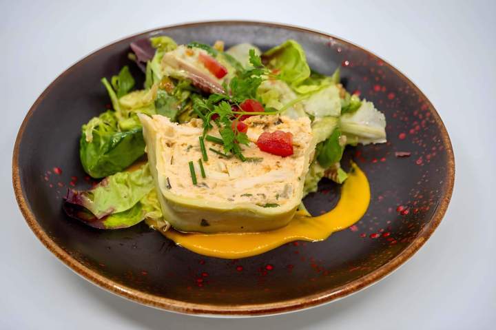 Terrine de poisson, servie avec salade verte et sauce vinaigrette, Vouneuil-sous-Biard
